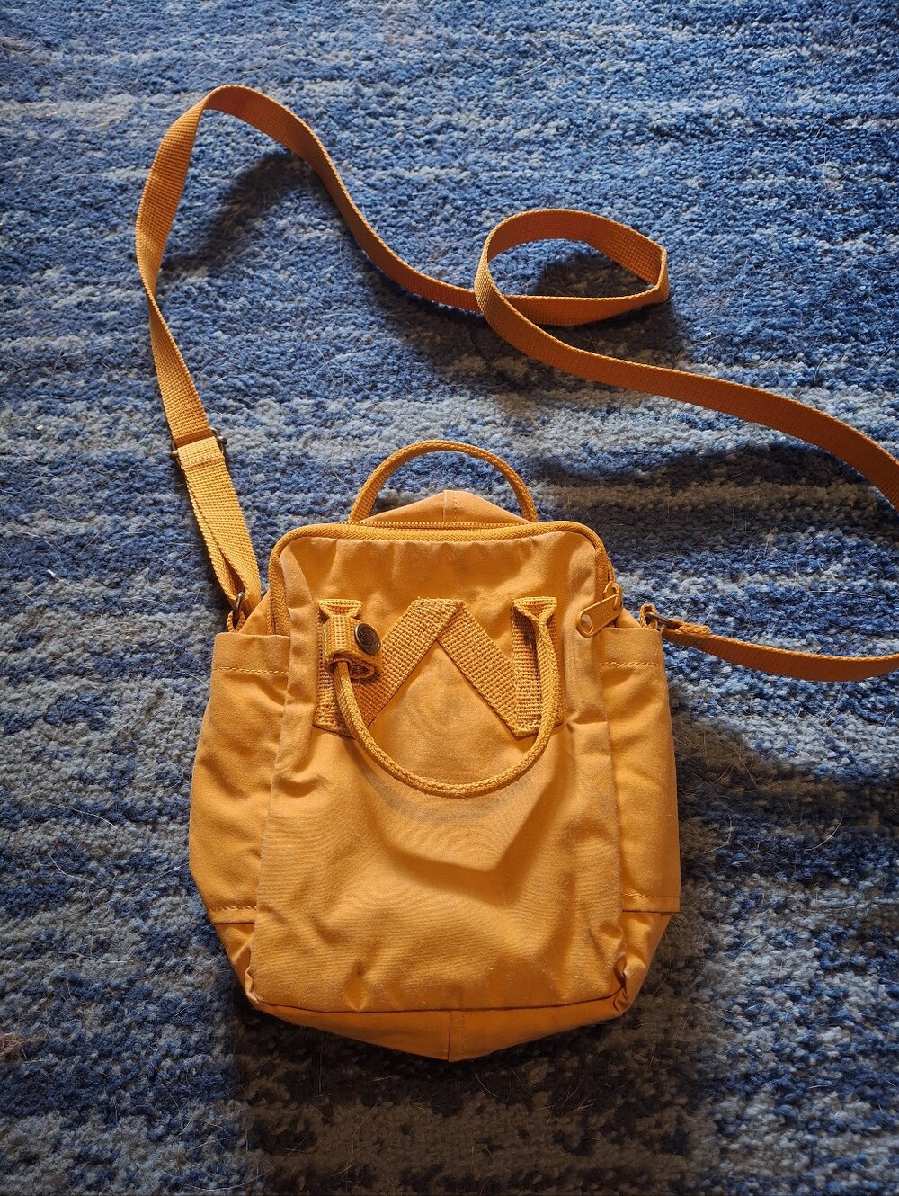 Fjallraveb Kånken Mini Crossbody Bag - Mustard - Picture 2 of 4